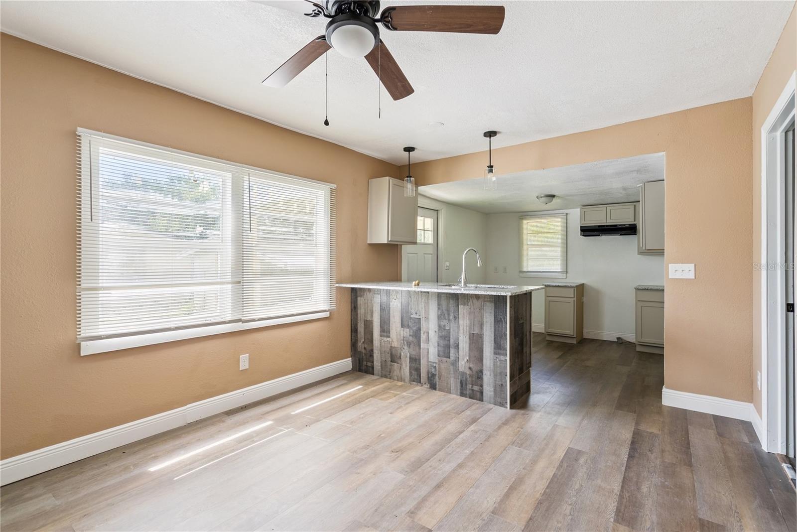 2112 Lee St Property Photo 10