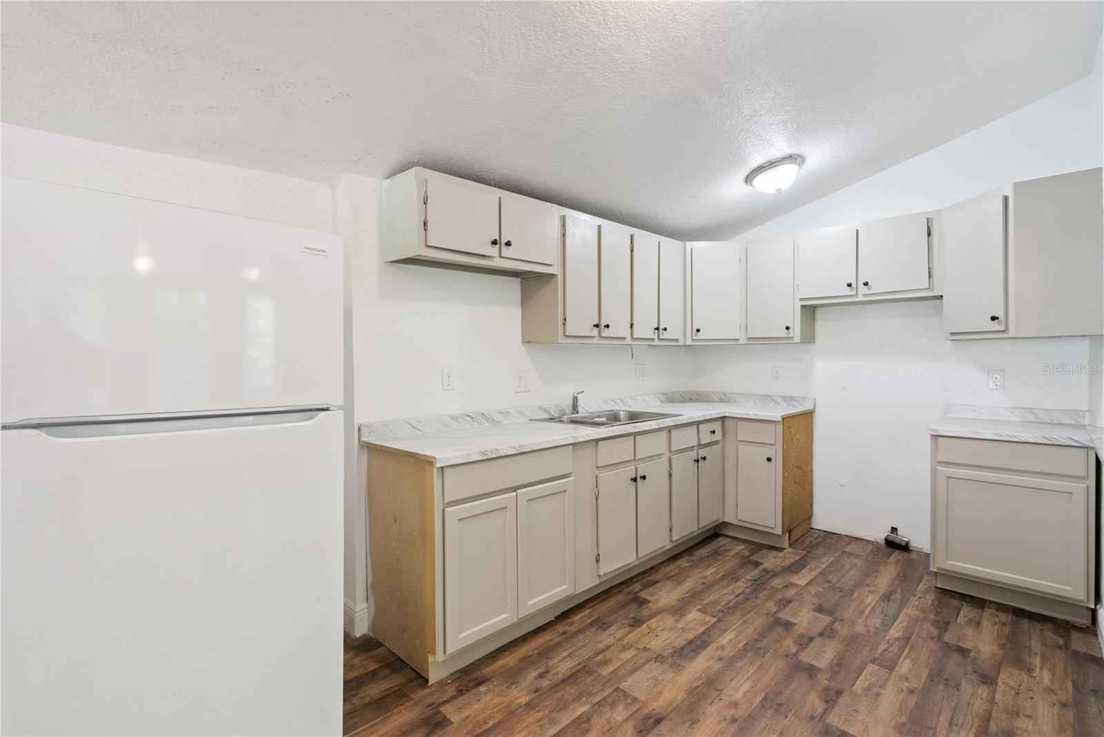 2112 Lee St Property Photo 13
