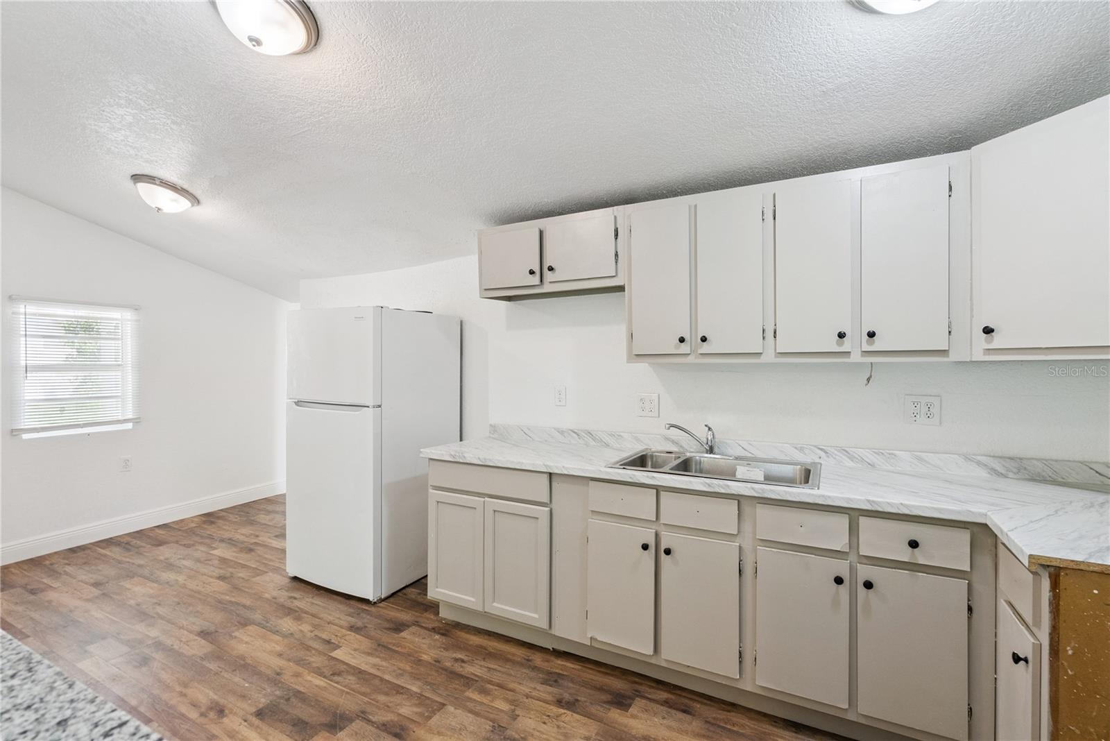 2112 Lee St Property Photo 14