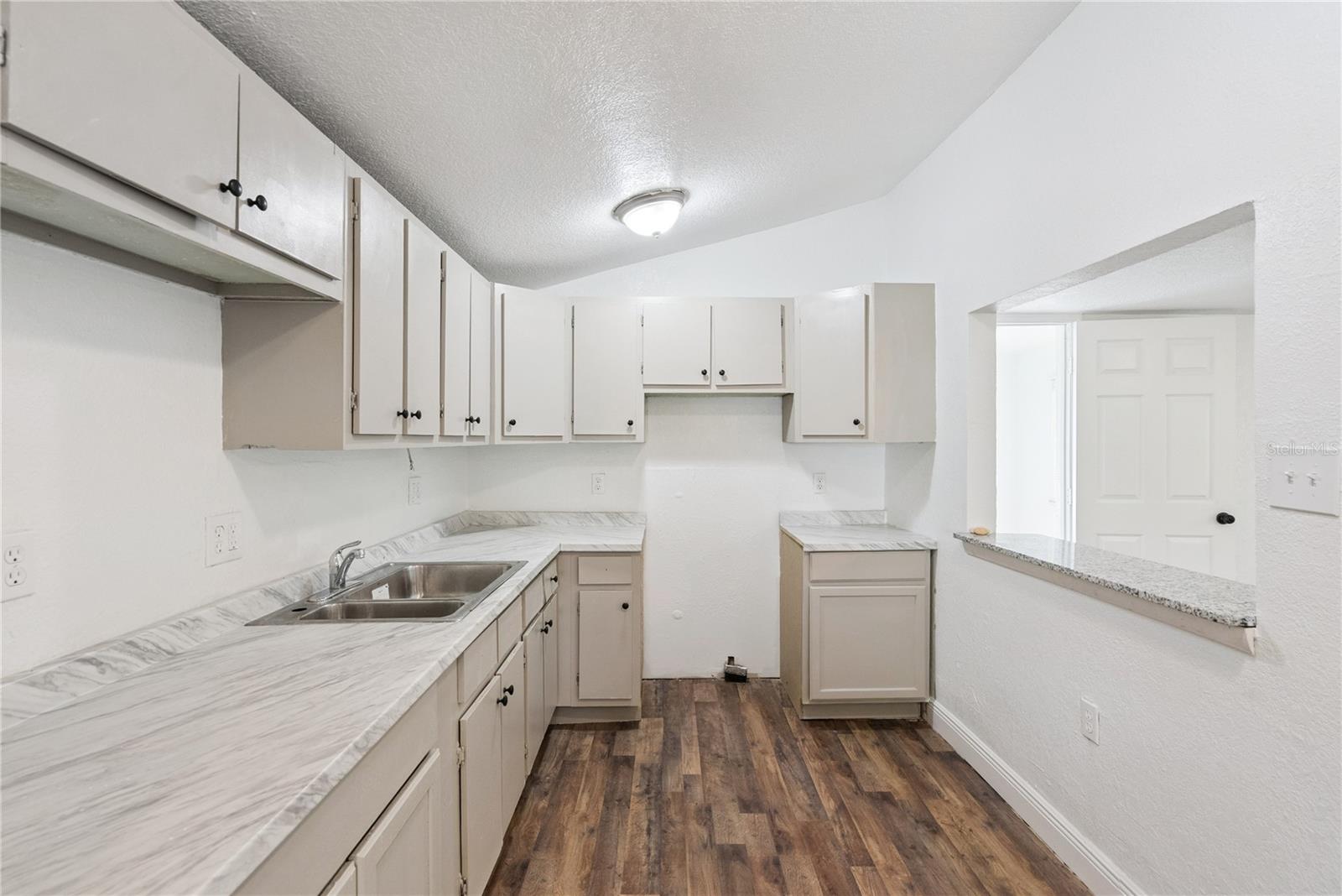 2112 Lee St Property Photo 15