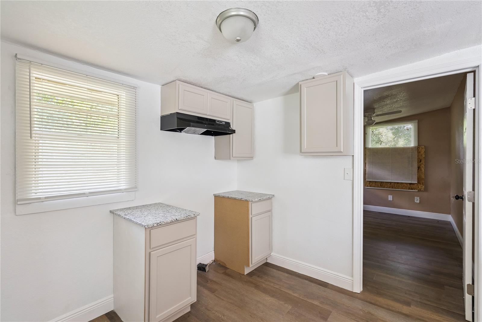 2112 Lee St Property Photo 16