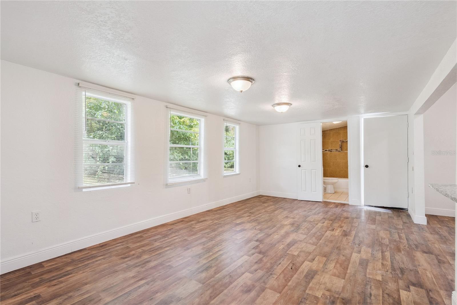 2112 Lee St Property Photo 19
