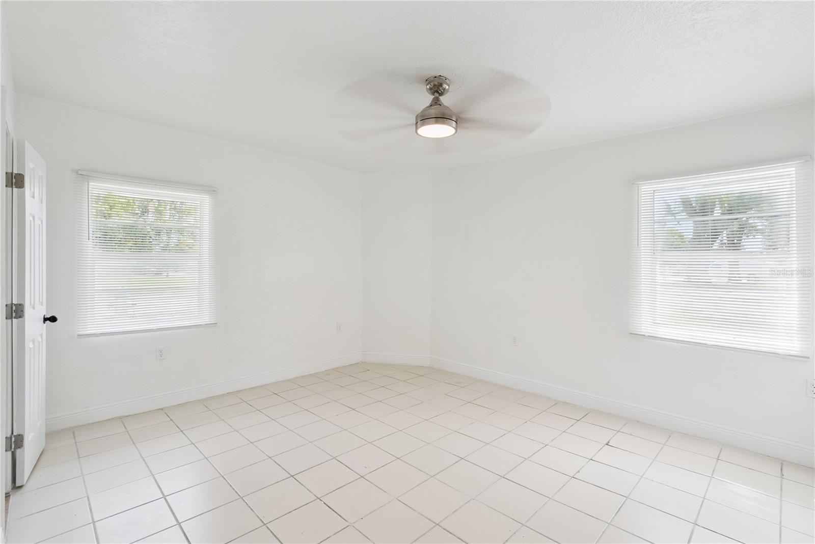 2112 Lee St Property Photo 22