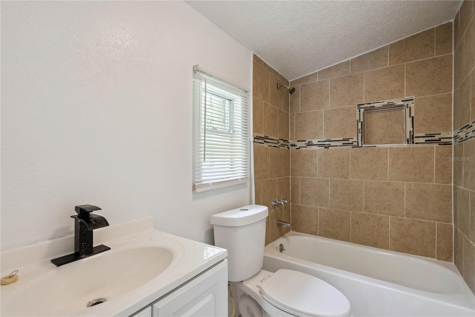 2112 Lee St Property Photo 30