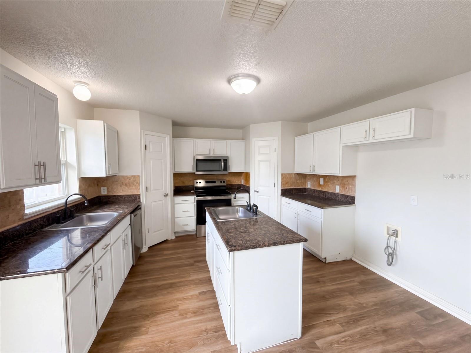 1818 Superior Ct Property Photo 3