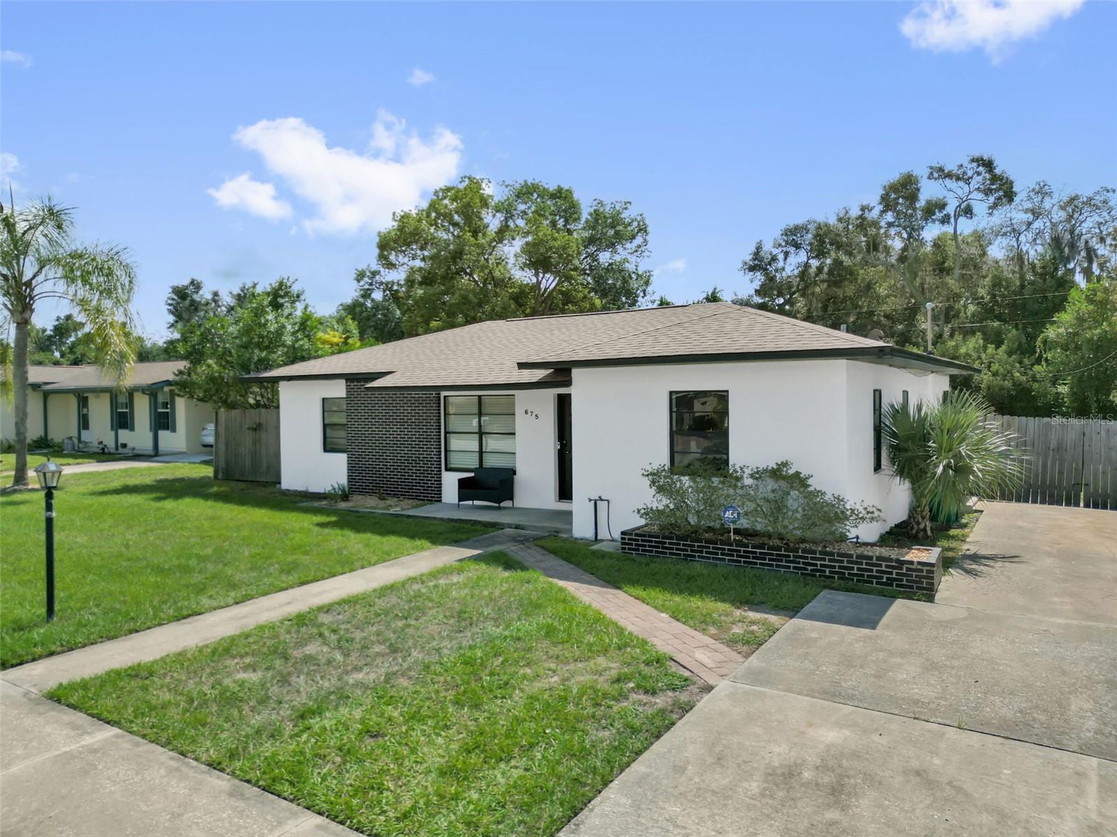 675 Hager St Property Photo 3