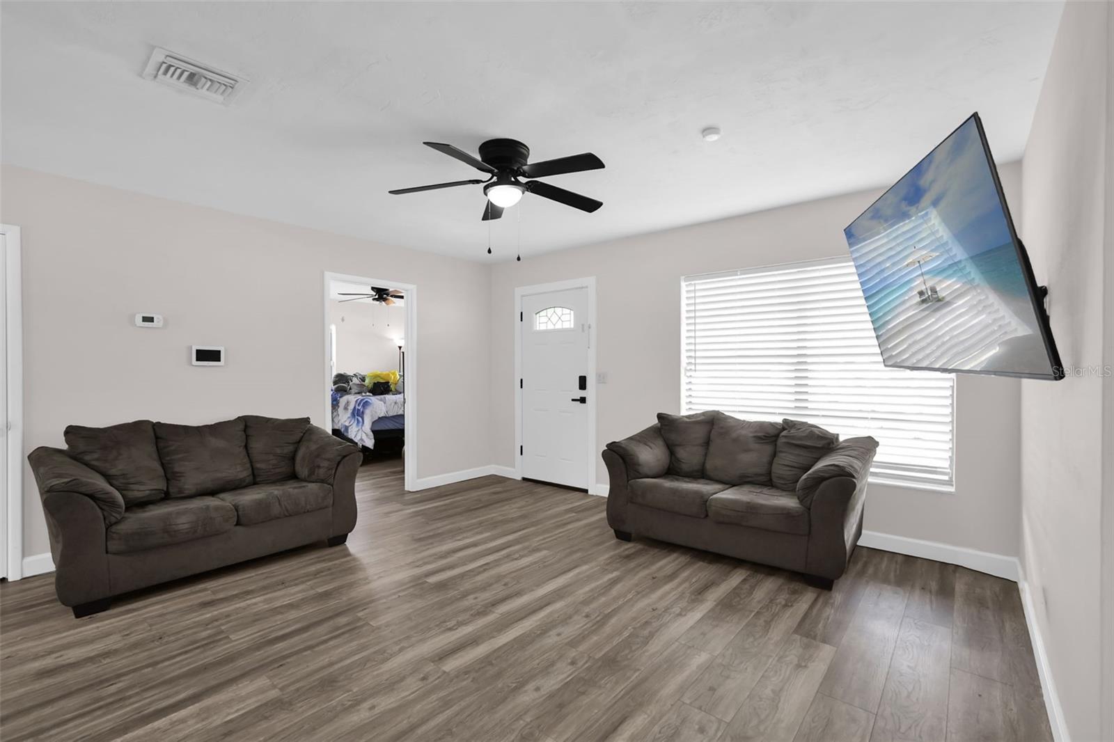 675 Hager St Property Photo 6