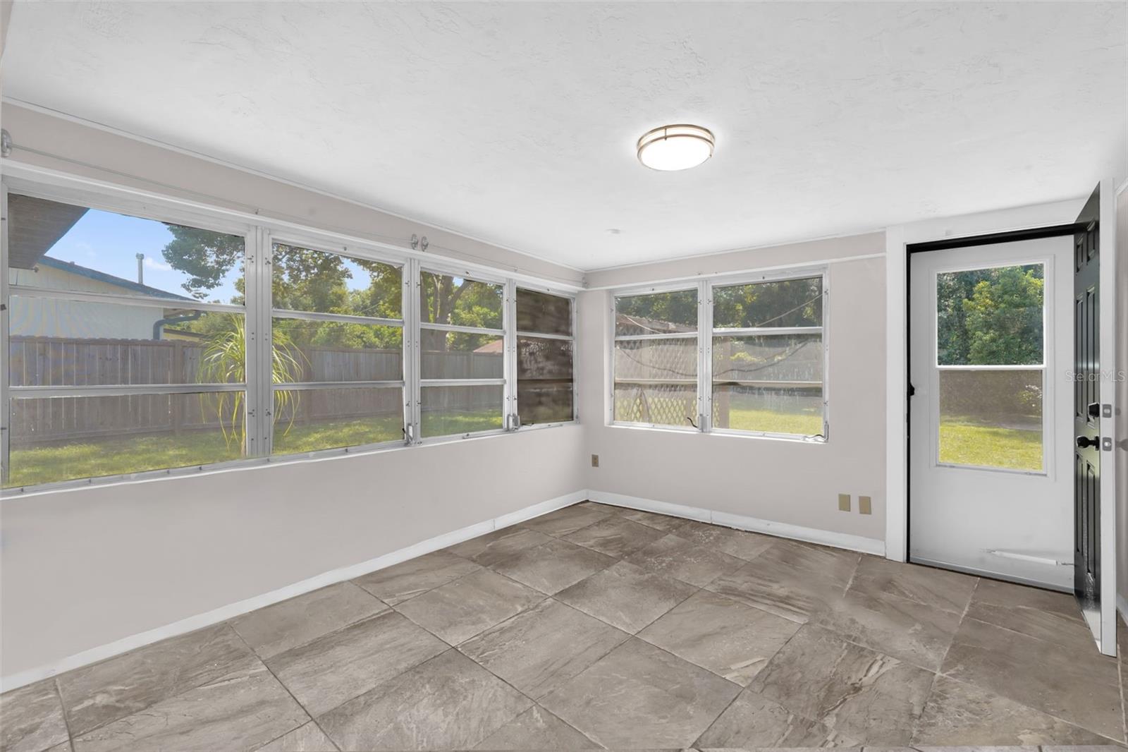 675 Hager St Property Photo 17