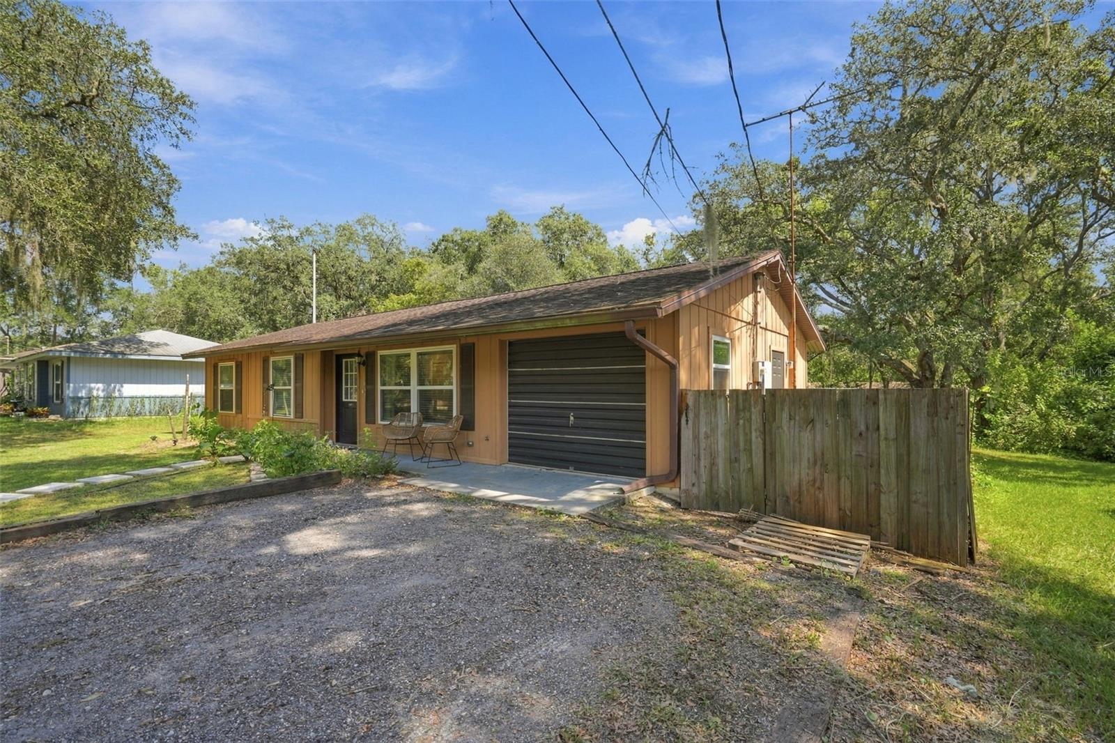 637 Pratt St Property Photo 3