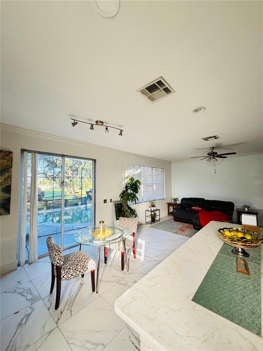 O6446367 Property Photo 4