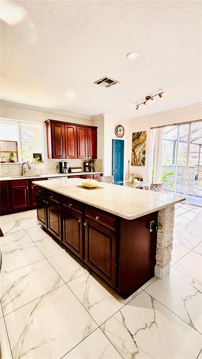 O6446367 Property Photo 5