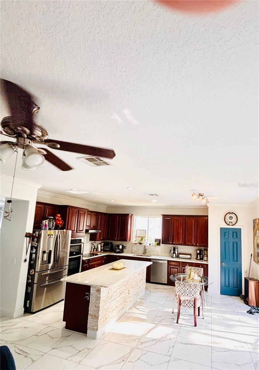 O6446367 Property Photo 6