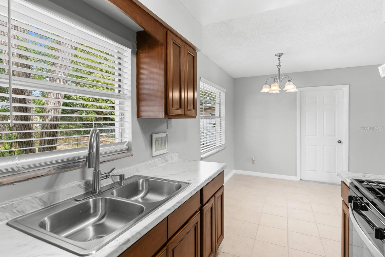 610 E Helm Way Property Photo 8