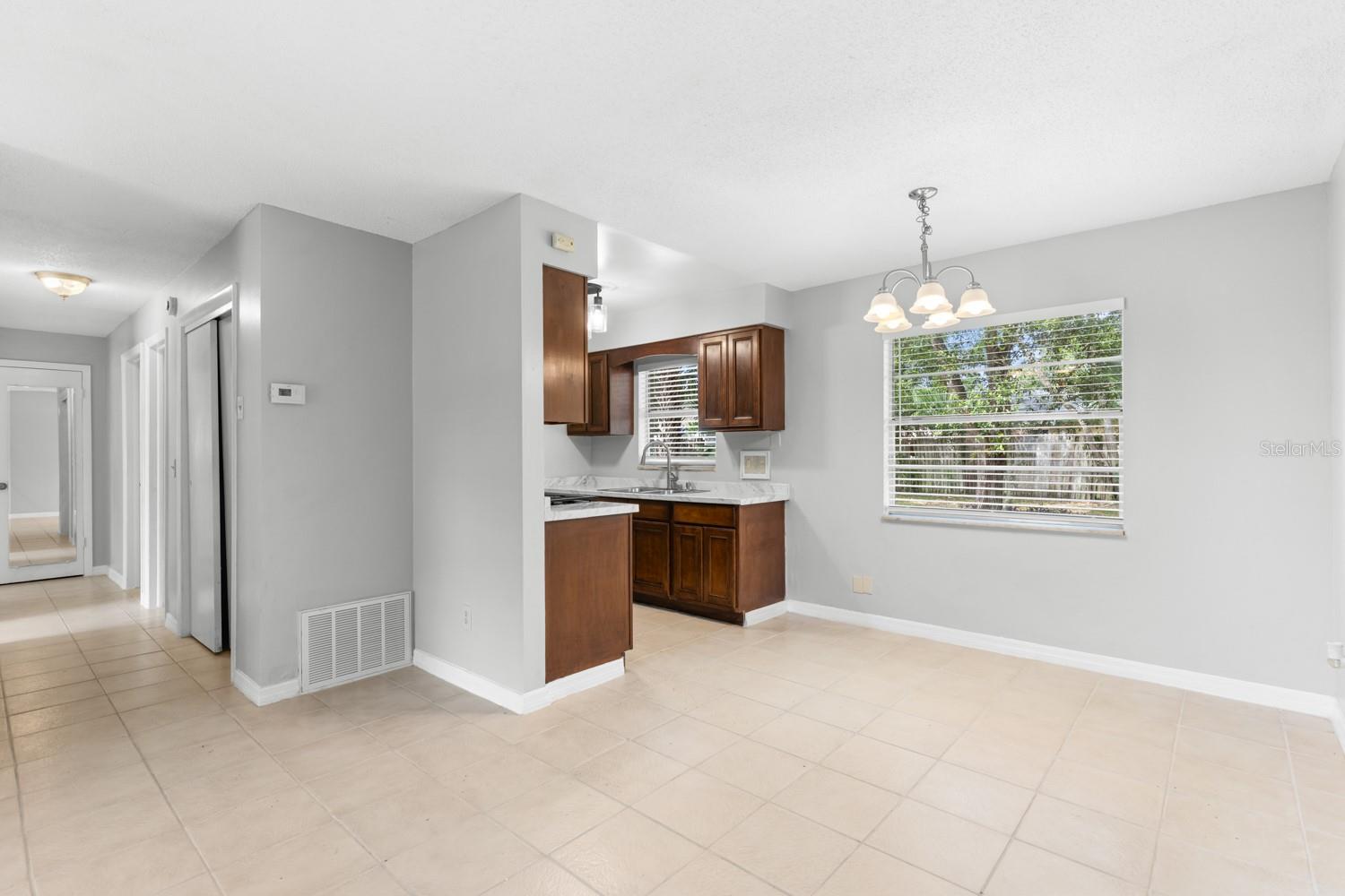 610 E Helm Way Property Photo 9