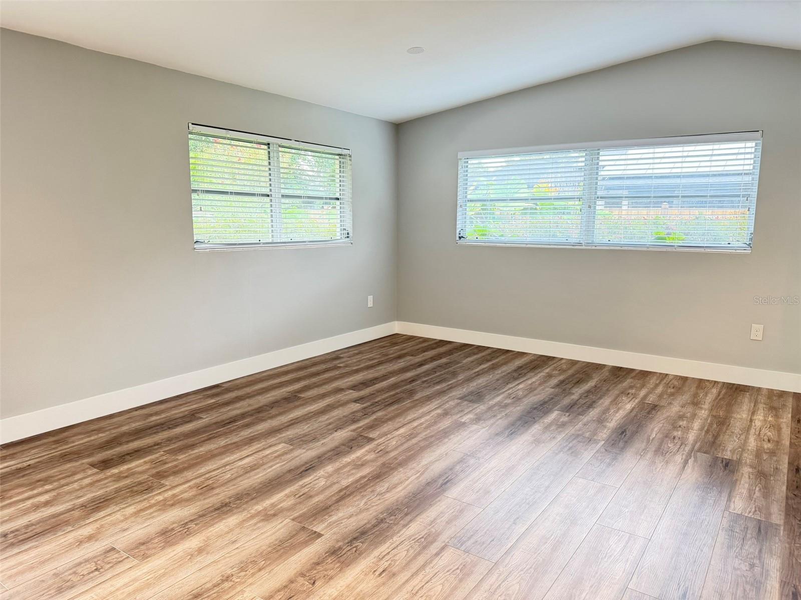 O6446473 Property Photo 24