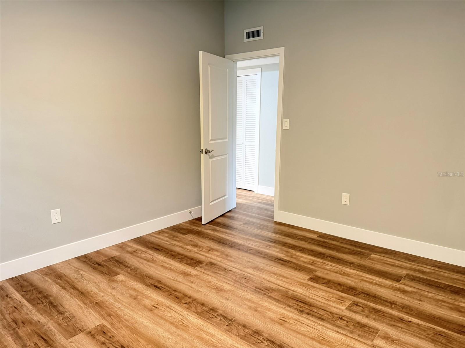 O6446473 Property Photo 33