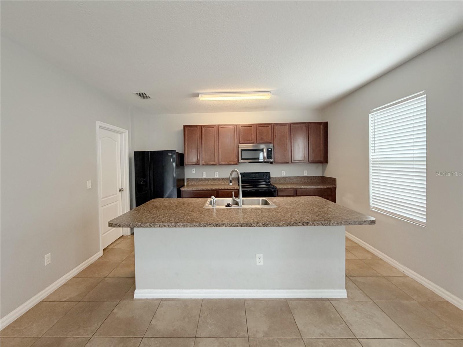 16536 Broadford Ln Property Photo 9