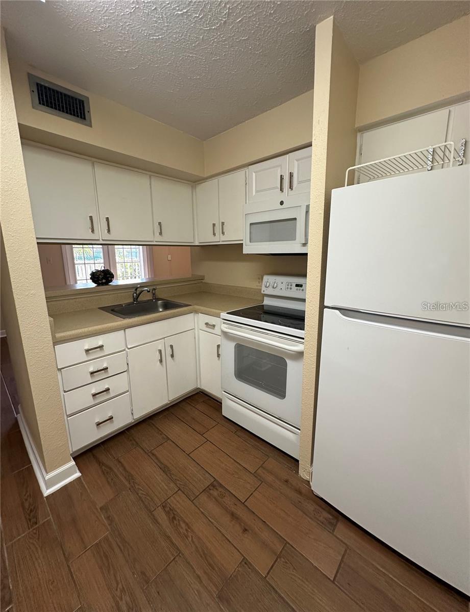 435 Wymore Rd #106 Property Photo 6