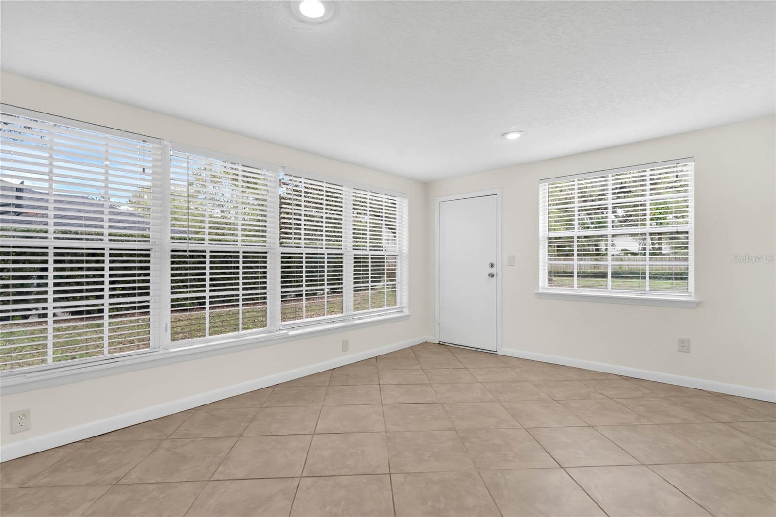 2037 Woodlawn Dr Property Photo 3