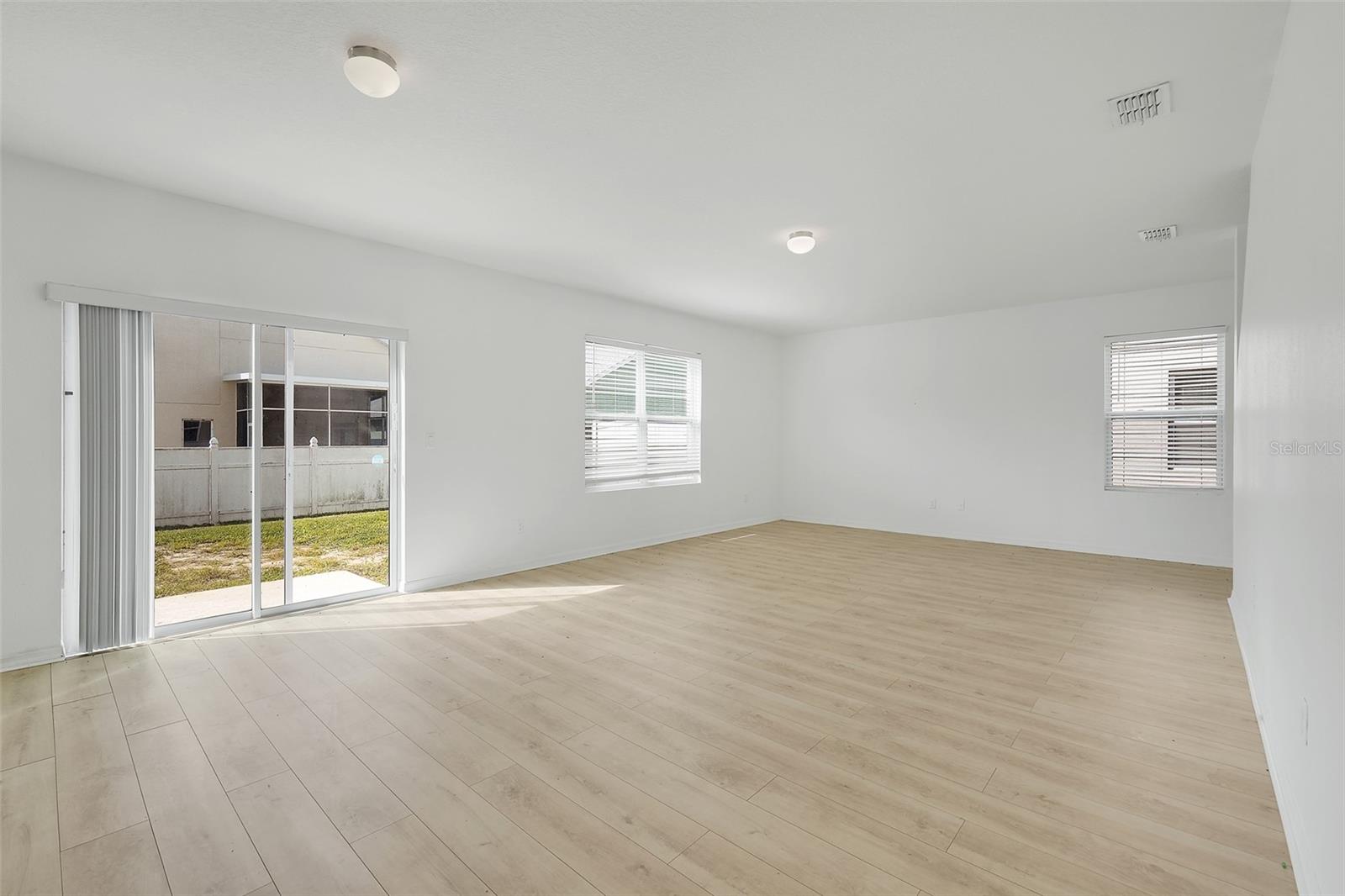 16616 Broadford Ln Property Photo 13