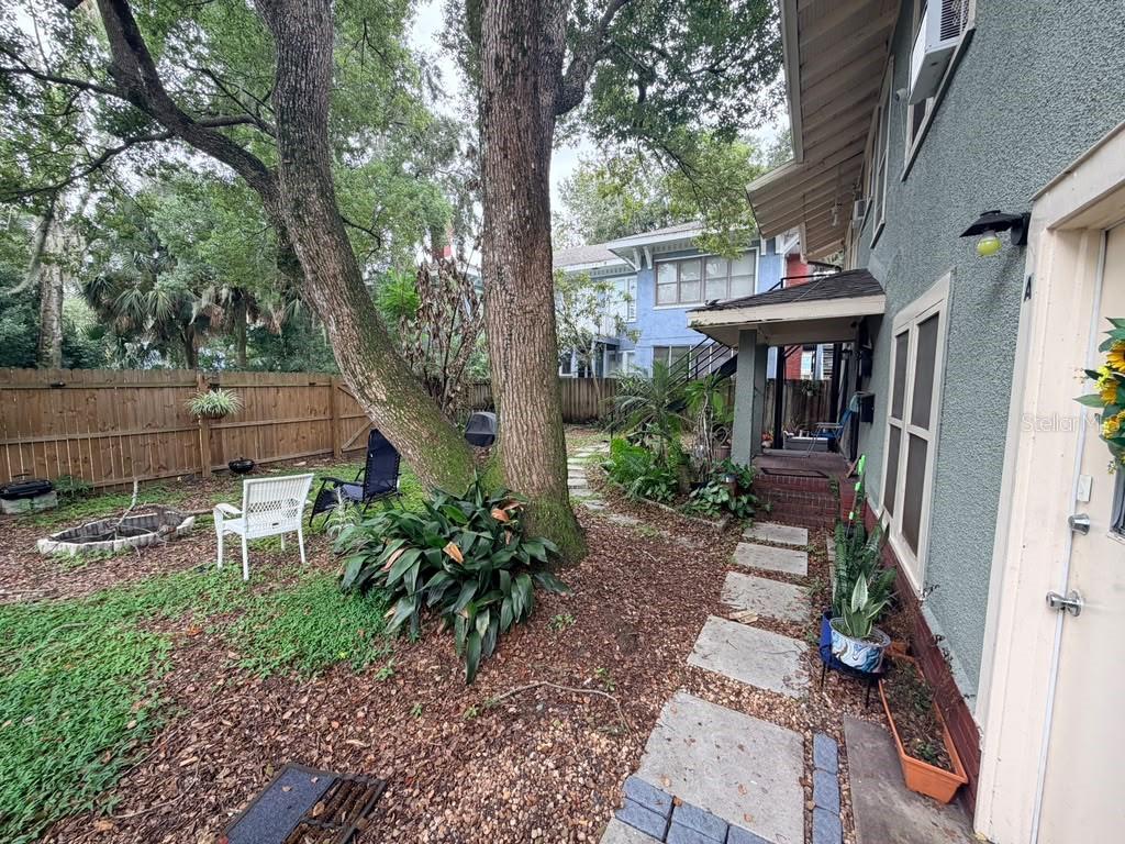 107 W 6th St #d Property Photo 5