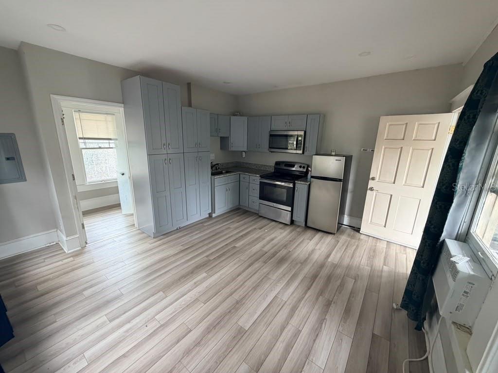 107 W 6th St #d Property Photo 8
