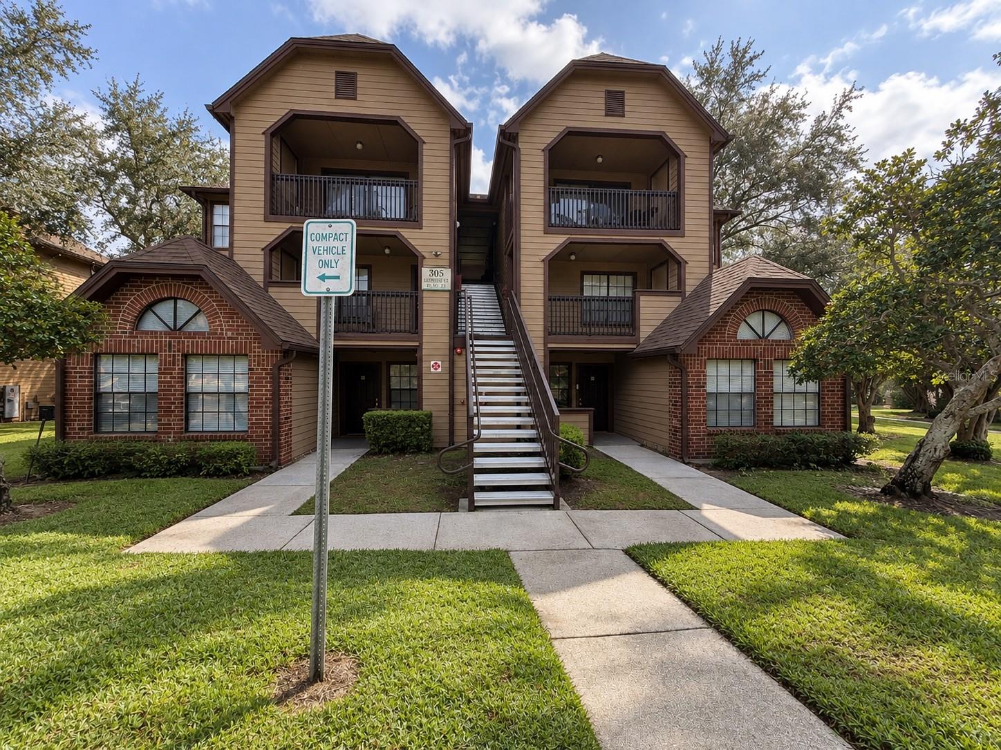 305 Lakepointe Dr #101 Property Photo 1