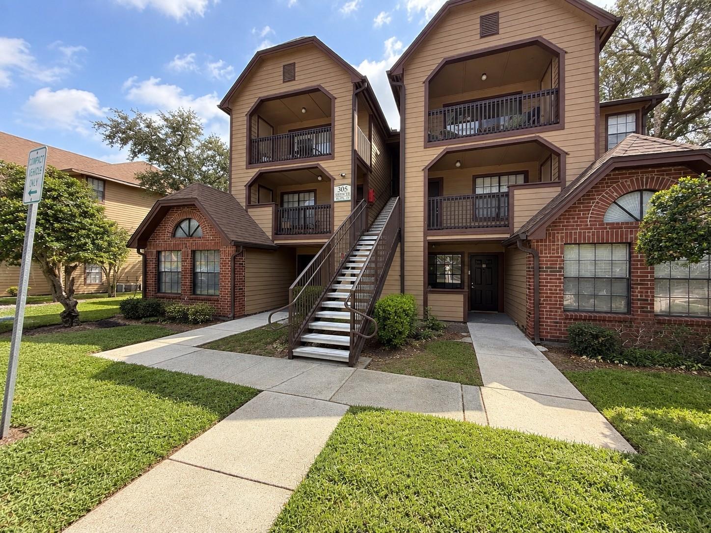 305 Lakepointe Dr #101 Property Photo 2