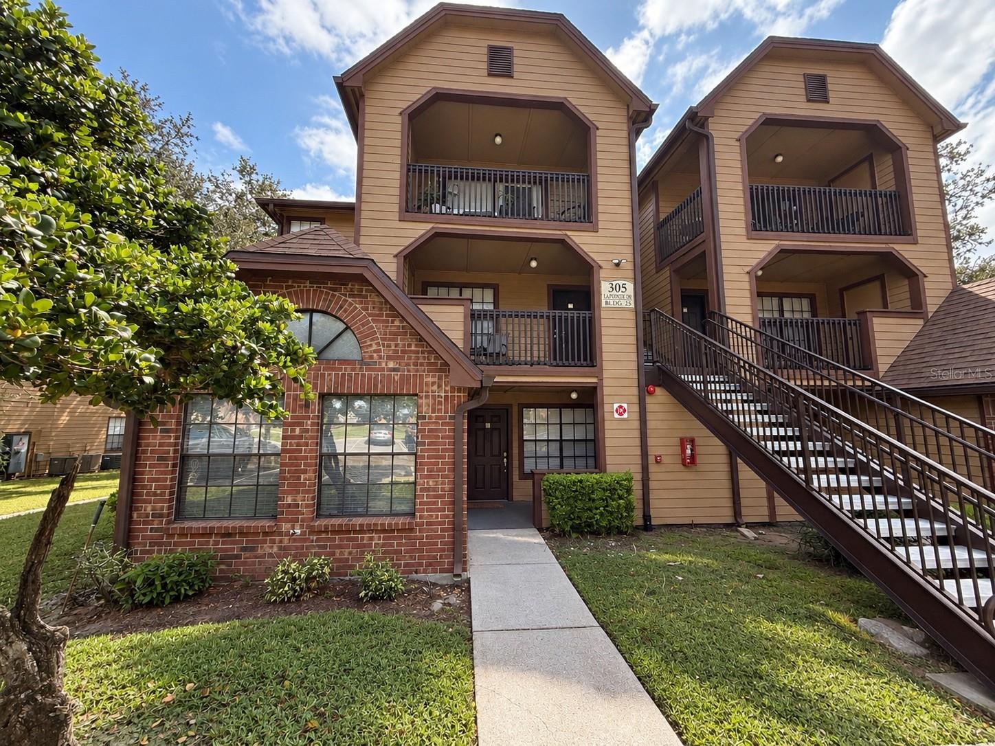305 Lakepointe Dr #101 Property Photo 4