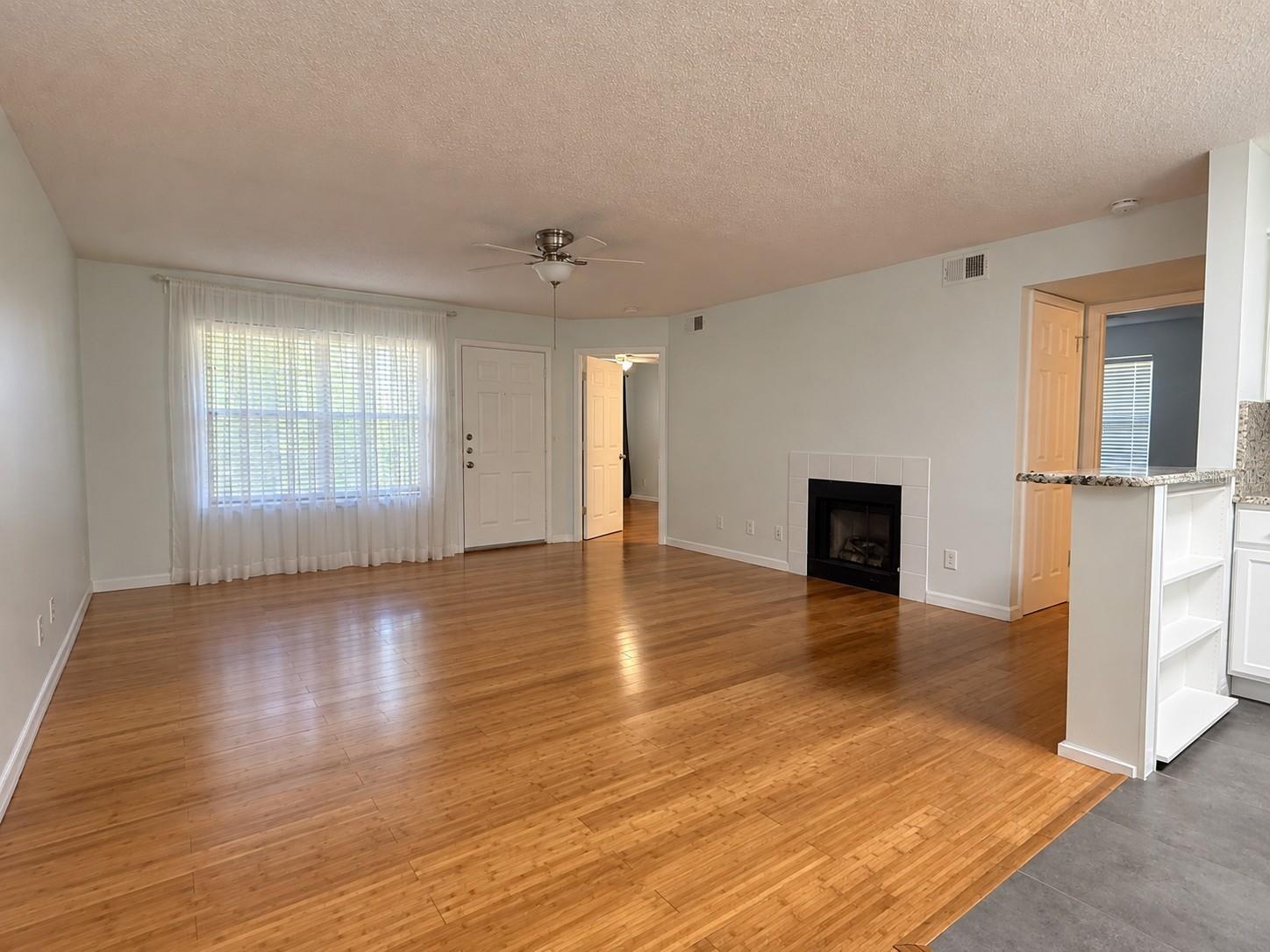 305 Lakepointe Dr #101 Property Photo 7
