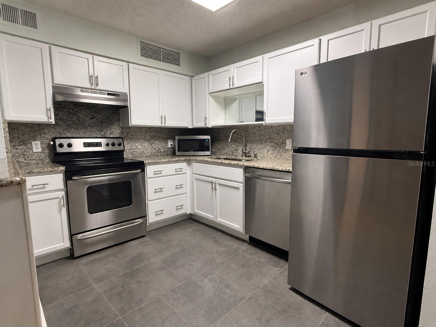 305 Lakepointe Dr #101 Property Photo 8