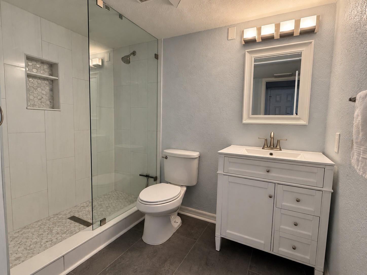 305 Lakepointe Dr #101 Property Photo 10