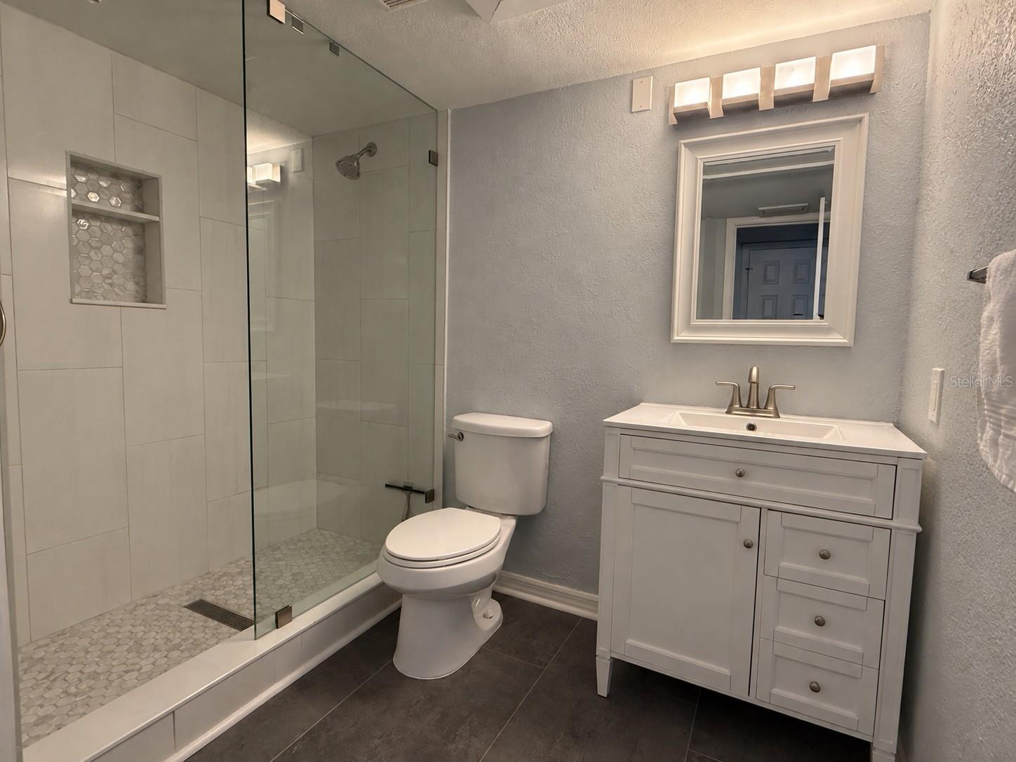 305 Lakepointe Dr #101 Property Photo 11