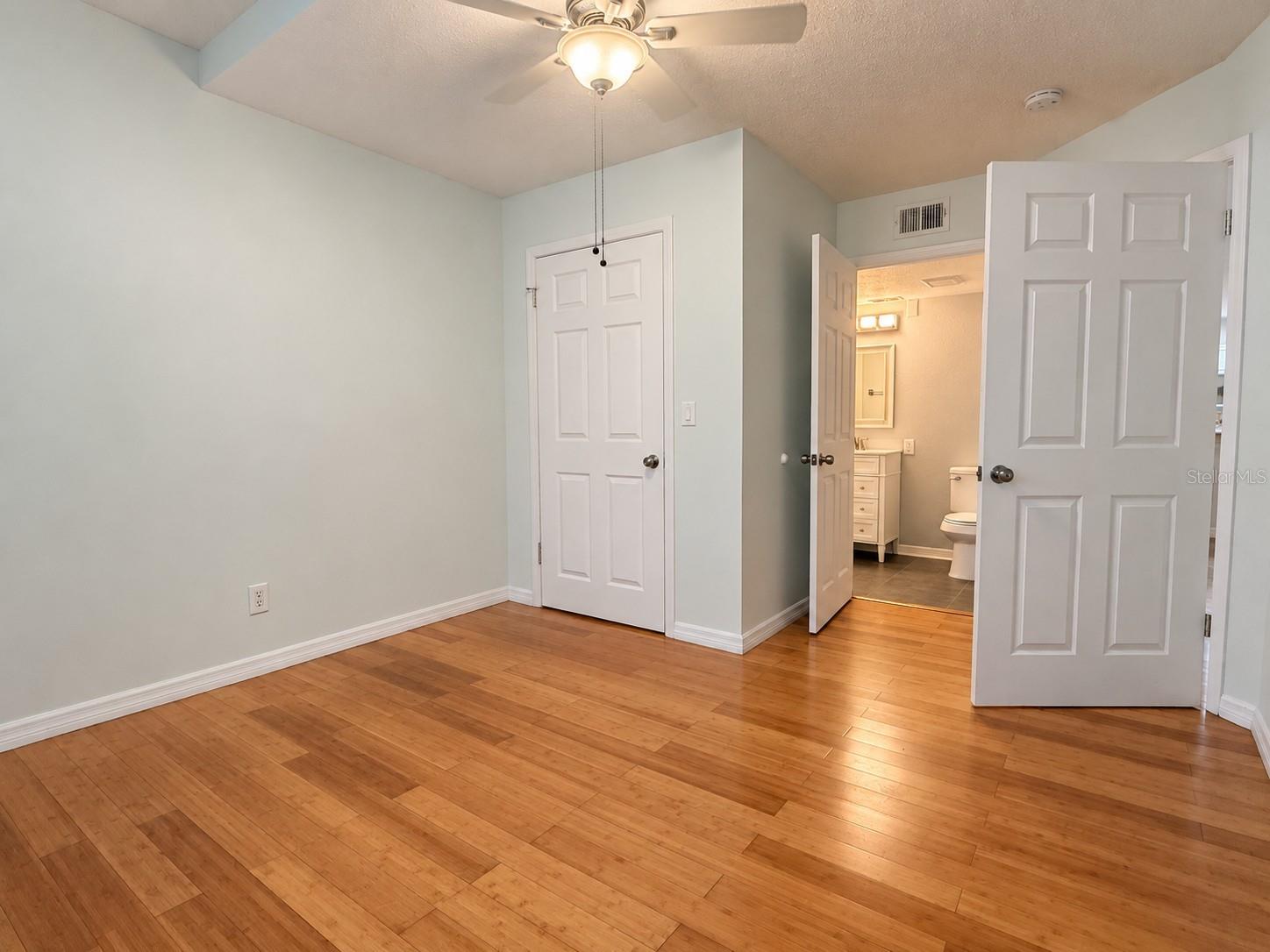 305 Lakepointe Dr #101 Property Photo 14