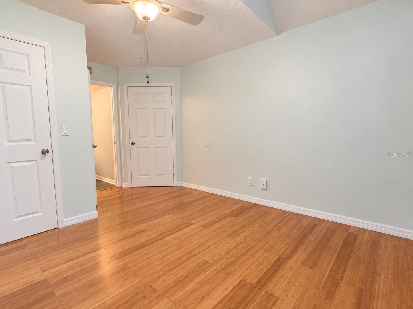 305 Lakepointe Dr #101 Property Photo 16