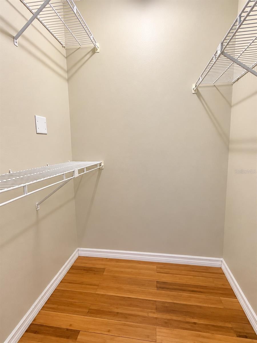 305 Lakepointe Dr #101 Property Photo 17