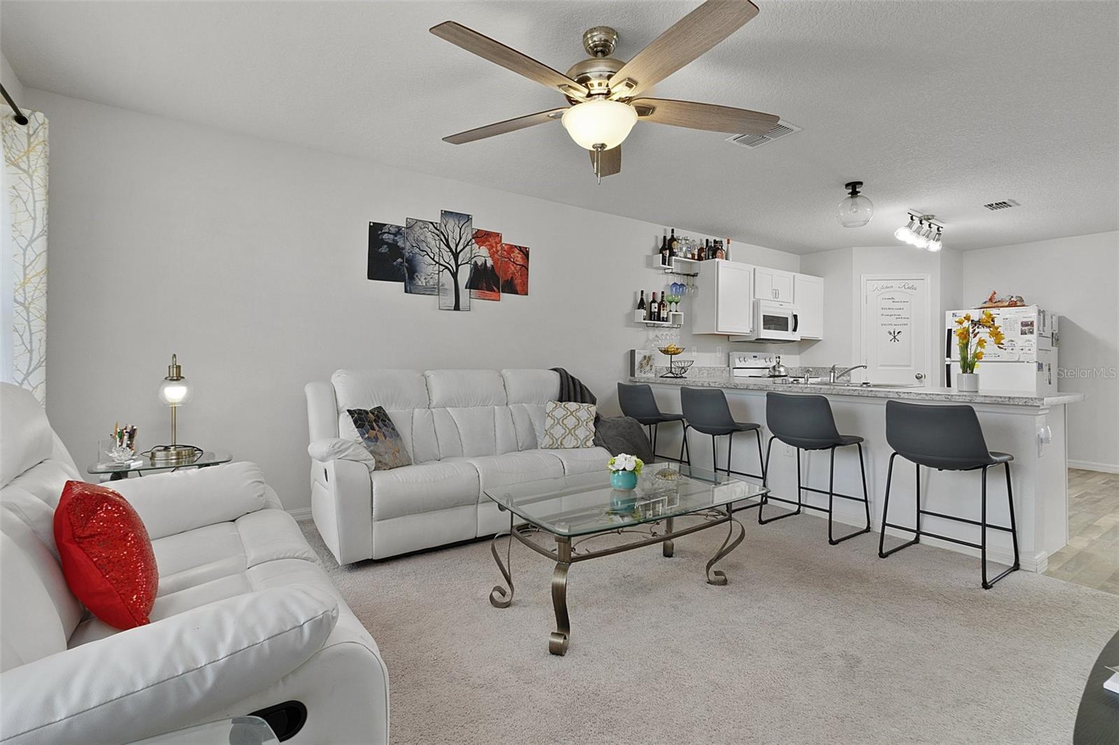 219 Hyacinth Ct Property Photo 4