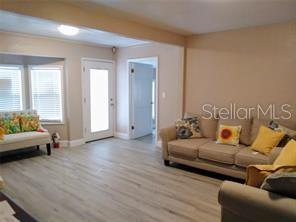 1906 Hillcrest St Property Photo 2