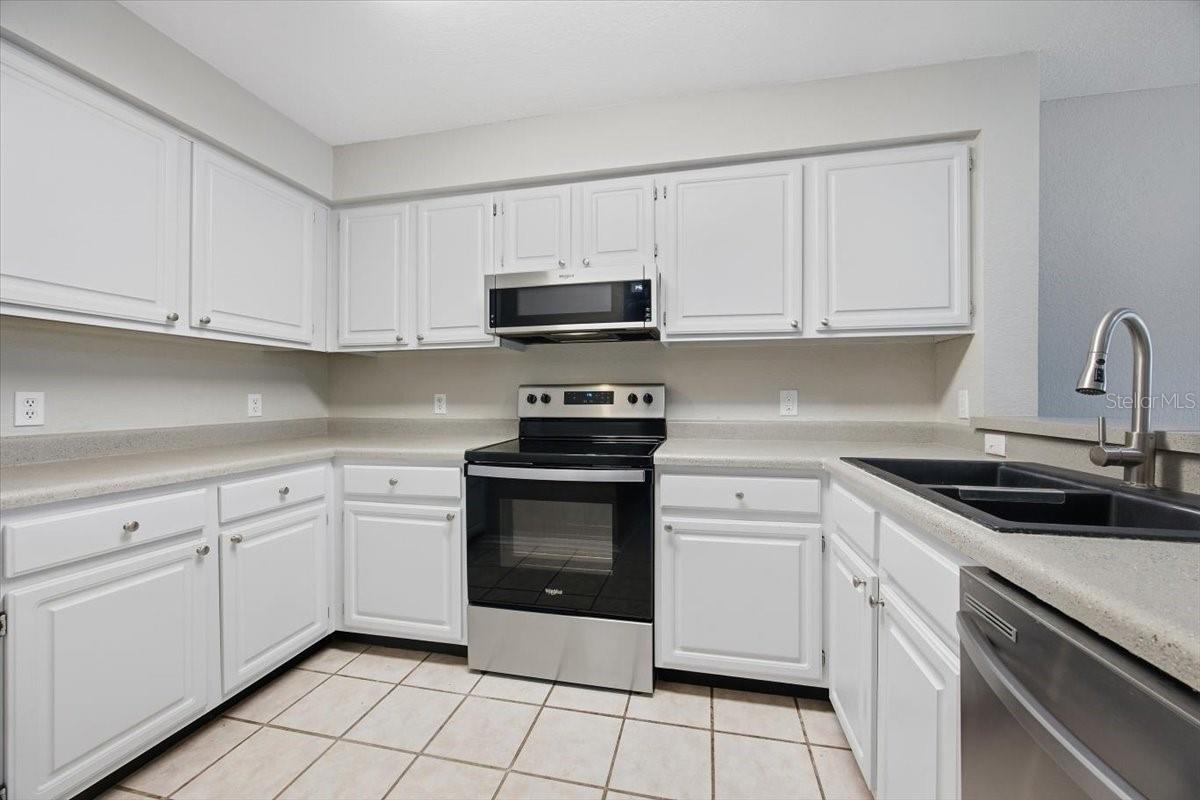 13917 Fairway Island Dr #922 Property Photo 3