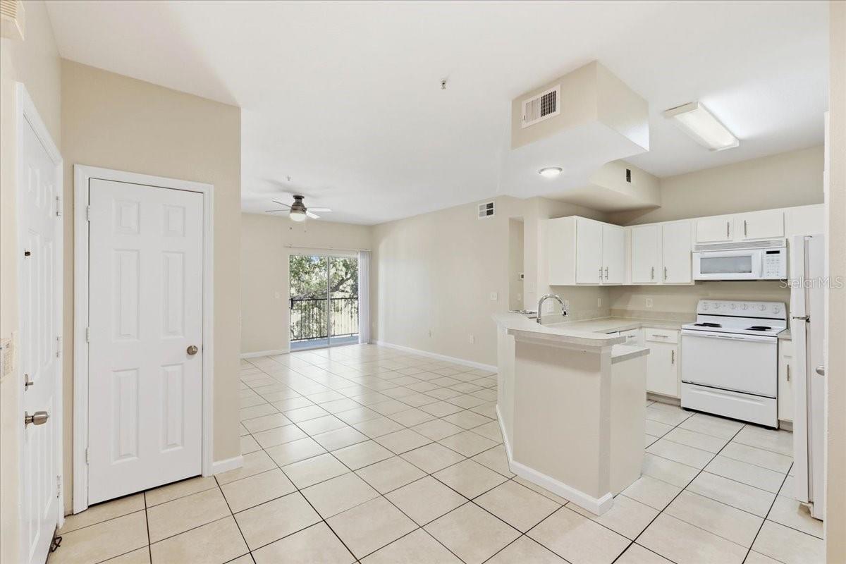 1985 Erving Cir #301 Property Photo 4