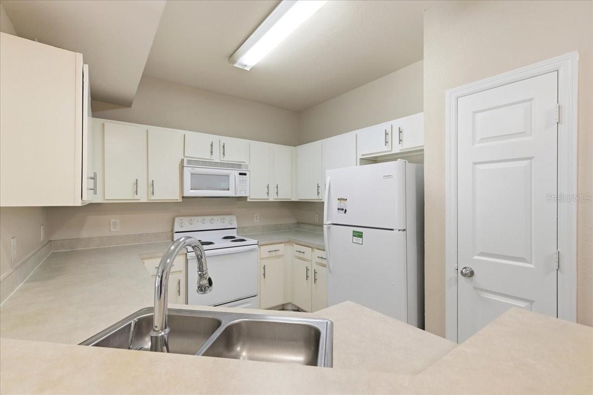 1985 Erving Cir #301 Property Photo 5