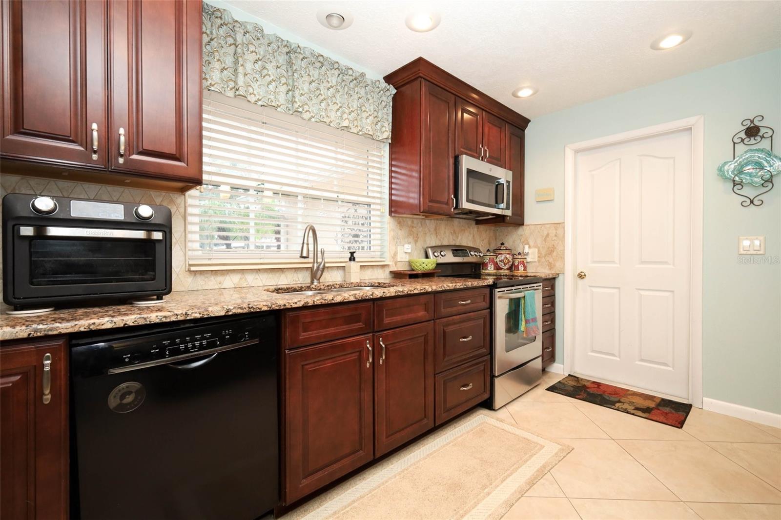 106 Poplar Pl Property Photo 16