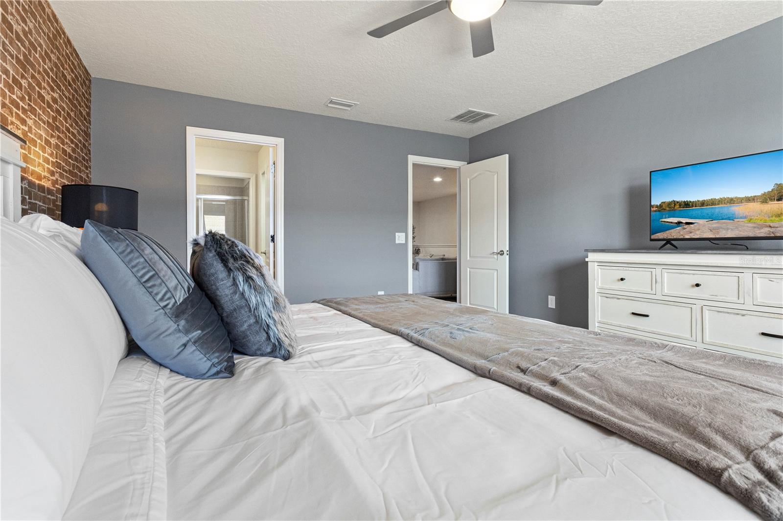 2433 Dubai St Property Photo 18