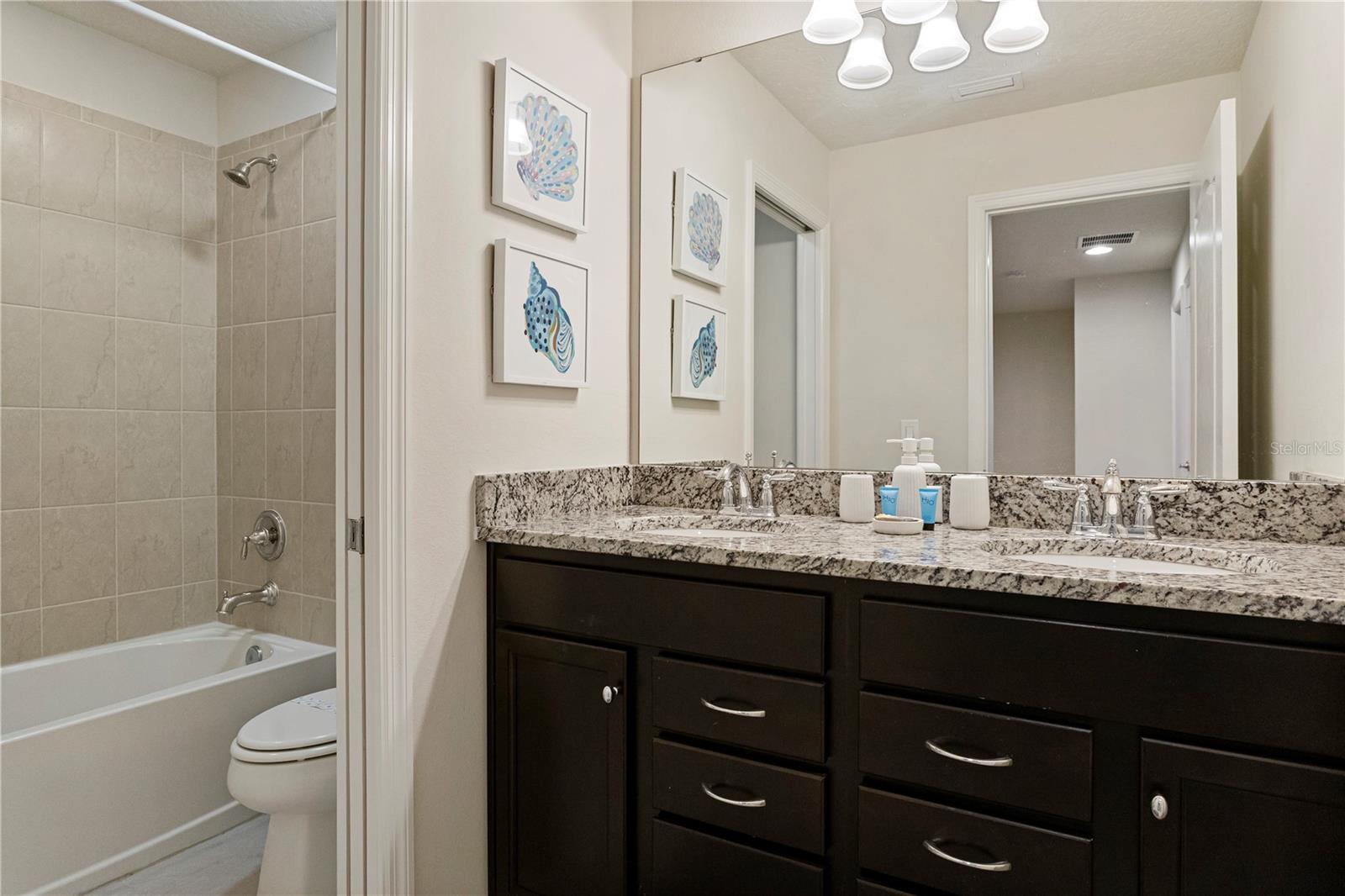 2433 Dubai St Property Photo 23