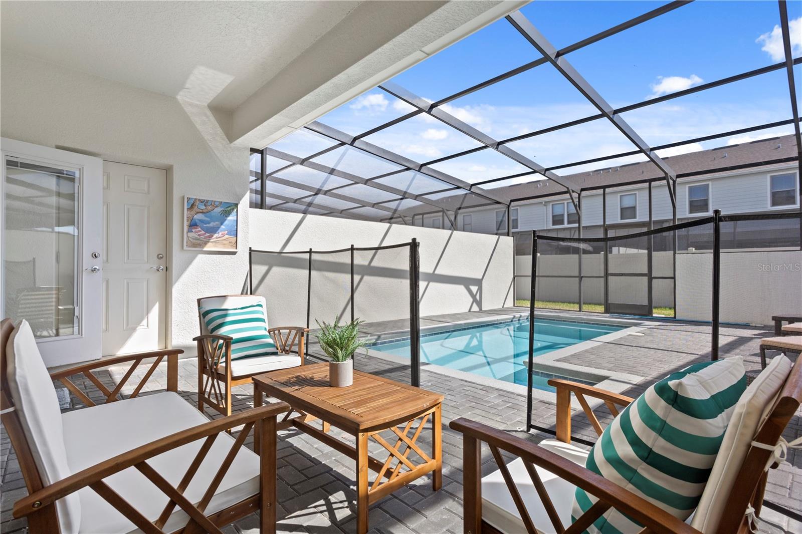 2433 Dubai St Property Photo 31