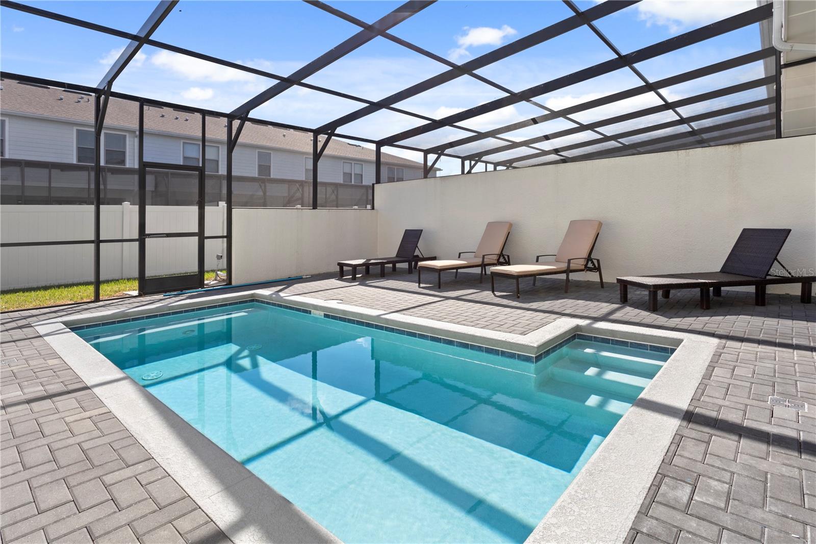 2433 Dubai St Property Photo 32