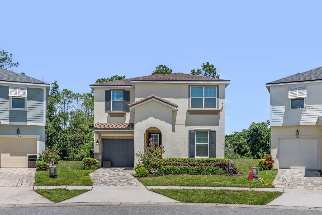 8923 COCONUT BREEZE DR Property Photo 1