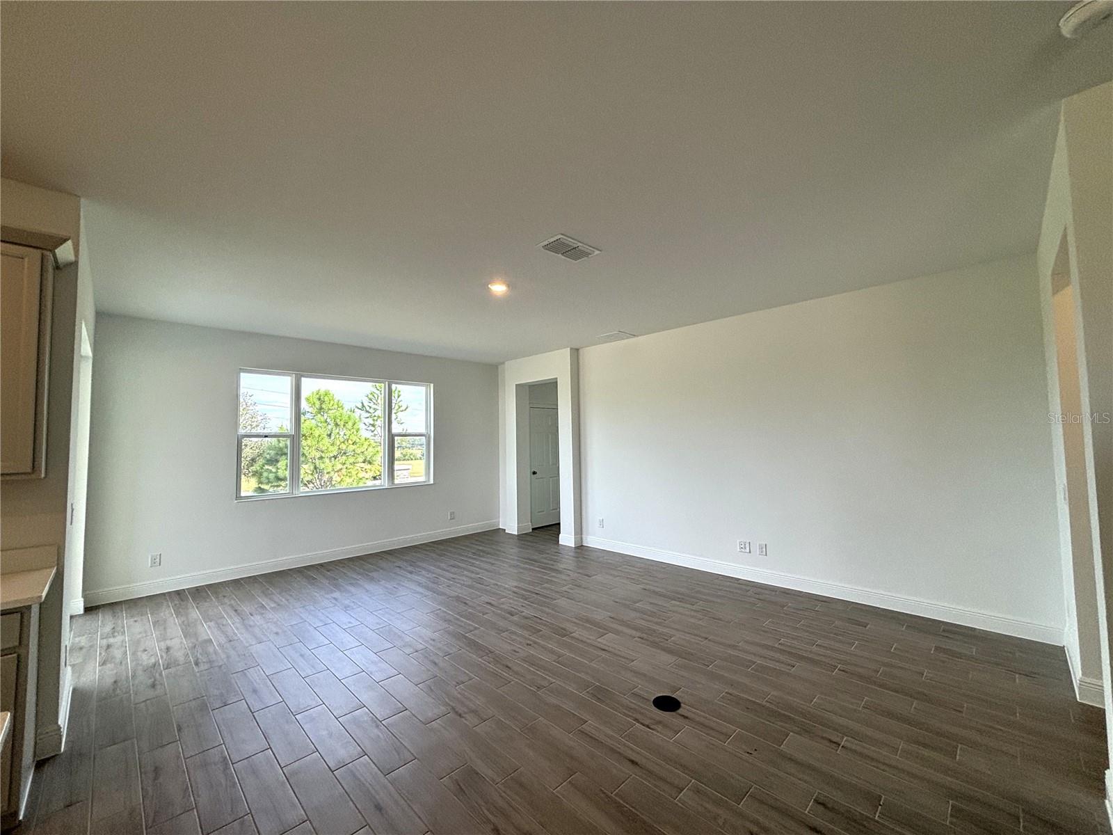7252 Rolling Leaf Rd Property Photo 5