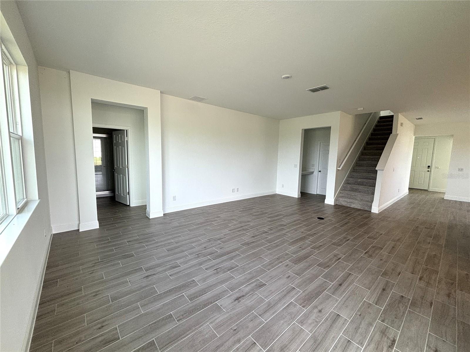 7252 Rolling Leaf Rd Property Photo 6