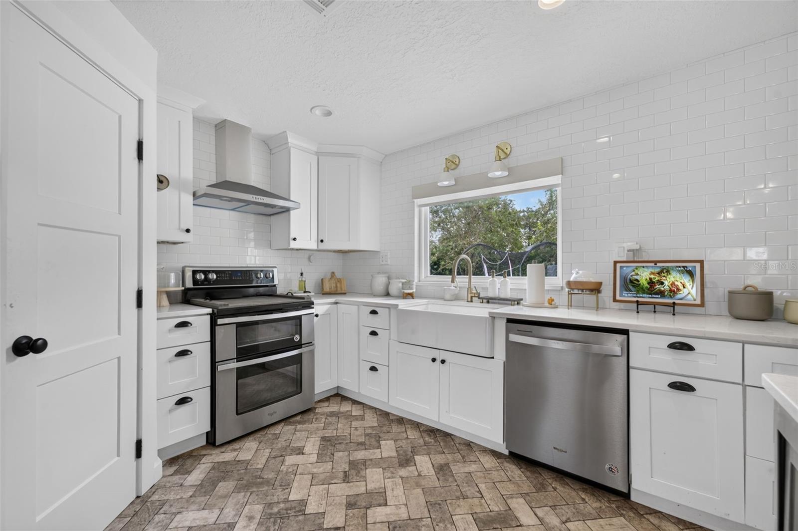 2050 Thunderbird Trl Property Photo 15